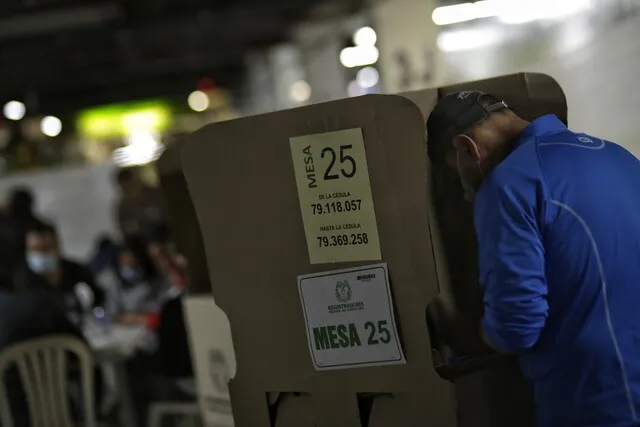 69 precandidatos presidenciales Arranca la carrera presidencial: 69 aspirantes buscan llegar a la Casa de Nariño por firmas