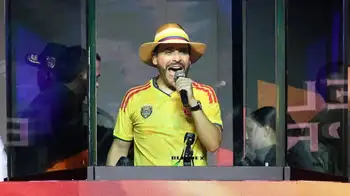 Abelardo de la Espriella durante su campaña presidencial en Colombia. Juez revoca medida por uso de camiseta de Colombia en campaña de Abelardo De la Espriella