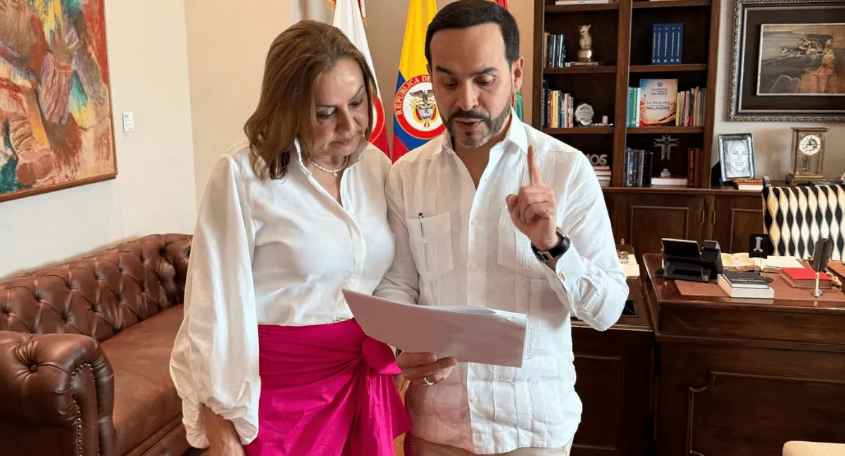 Abelardo De La Espriella, presidente de Colombia, pide revertir alza de la gasolina. De La Espriella pidió a la ministra de Minas "revertir el aumento de $ 46 en la gasolina de octubre"