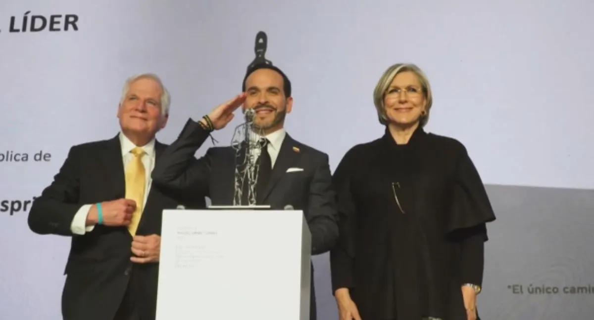 Abelardo de la Espriella recibe el Premio ‘Liderazgo Valiente Miguel Uribe’. Abelardo de la Espriella recibe el primer Premio ‘Liderazgo Valiente’ Miguel Uribe Turbay