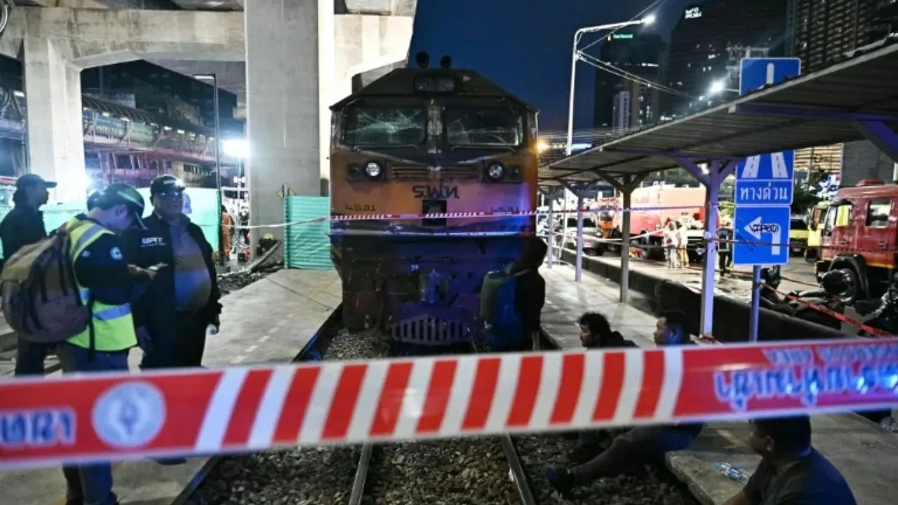 Accidente de tren en Tailandia | Maquinista consumió estupefacientes Estaba drogado: maquinista del tren que chocó con autobús en Tailandia consumió estupefacientes