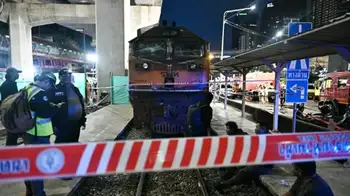 Accidente de tren en Tailandia | Maquinista consumió estupefacientes Estaba drogado: maquinista del tren que chocó con autobús en Tailandia consumió estupefacientes