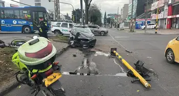 Accidente en Bogotá Fotos | El cinematográfico accidente en la AV. La Esperanza, en Bogotá: carro chocó contra semáforo