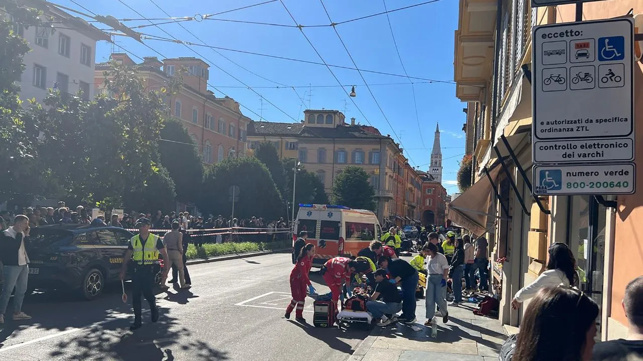 Accidente en Módena, Italia Video | Terror en Italia: hombre atropelló a peatones y luego quiso atacarlos con arma blanca