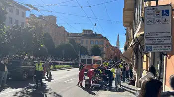 Accidente en Módena, Italia Video | Terror en Italia: hombre atropelló a peatones y luego quiso atacarlos con arma blanca