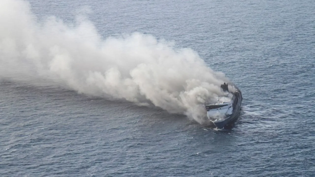 Al menos cinco muertos y 41 desaparecidos por incendio de un ferry en Indonesia. Emergencia en Indonesia: buscan a 41 desaparecidos tras el incendio de un ferry