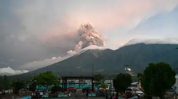 Alerta máxima en Guatemala por la erupción del Volcán de Fuego. Videos | Volcán de Fuego desata alerta máxima en Guatemala por intensa actividad eruptiva