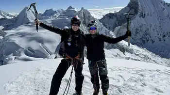 Ana Isabel (izquierda) y Ana María (derecha) en la cima del Nevado Pisco en Perú. Montañistas colombianas hacen historia al conquistar las Siete Cumbres, ¿cómo lo lograron?