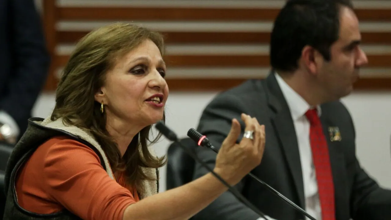 Angela María Robledo asume la presidencia de Ecopetrol Angela María Robledo asume temporalmente la presidencia de la junta de Ecopetrol