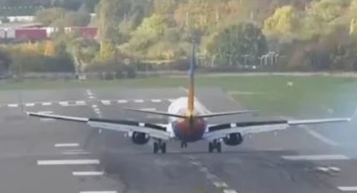 Avión en Inglaterra Video | Terror en el aeropuerto de Birmingham: avión se salió de la pista en pleno aterrizaje