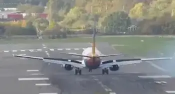 Avión en Inglaterra Video | Terror en el aeropuerto de Birmingham: avión se salió de la pista en pleno aterrizaje