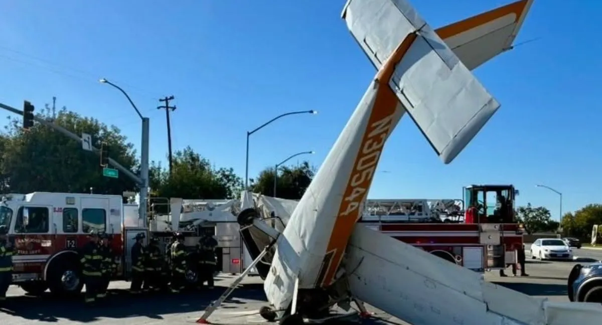 Avioneta estrellada en California Video | El espantoso choque de una avioneta en una autopista de California: le falló el motor