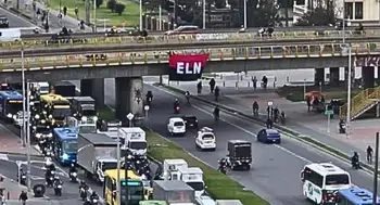 Bandera del ELN Bogotá ¿Qué se sabe de la bandera del ELN que apareció en un puente en Bogotá? Policía responde