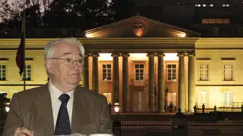 Belisario Betancur Cuartas, expresidente de Colombia; y la Casa de Nariño de fondo. Crónica | Holocausto en Colombia: Belisario Betancur encerrado en el palacio de la soledad hace 40 años