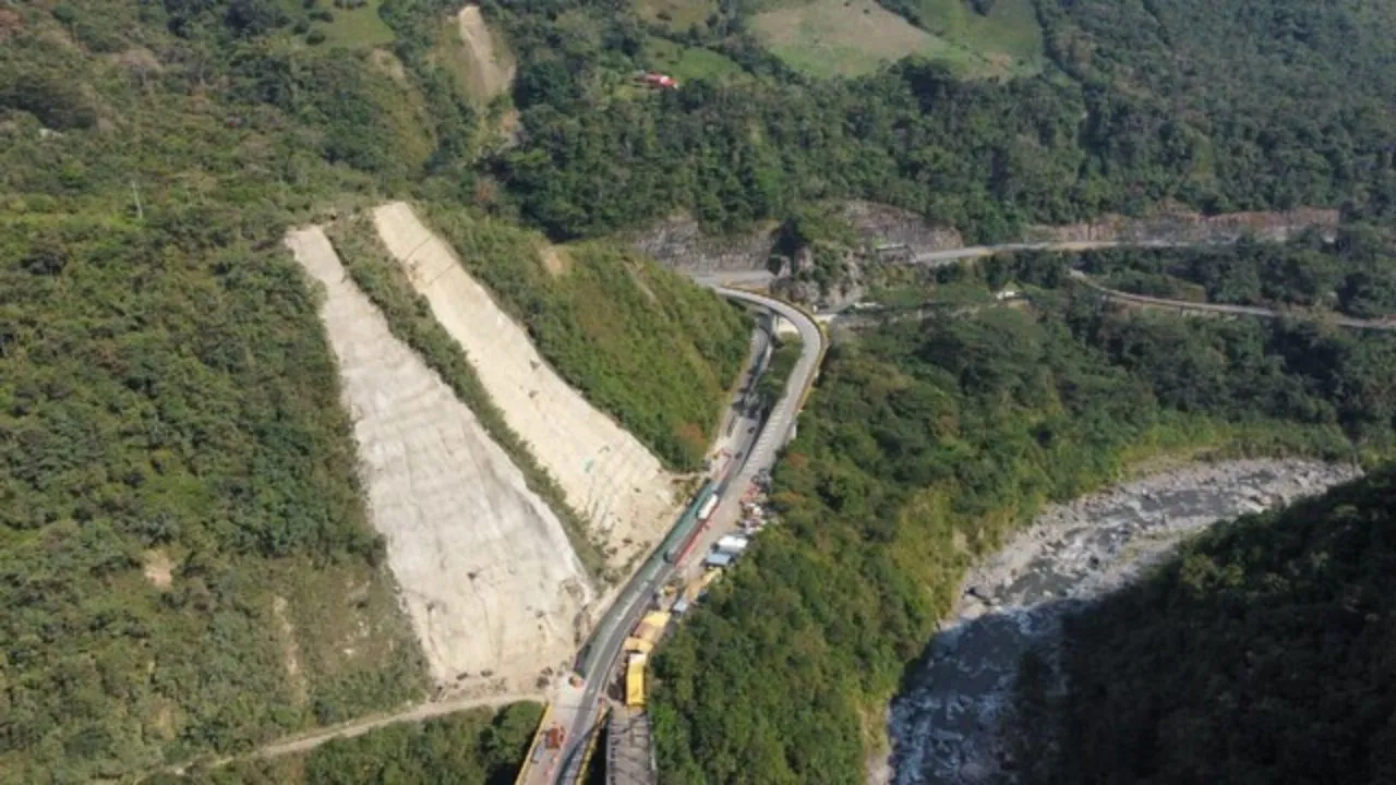 Bloqueo vía el llano Actualización del cierre en la vía al Llano: deslizamiento bloquea el paso entre Bogotá y Villavicencio