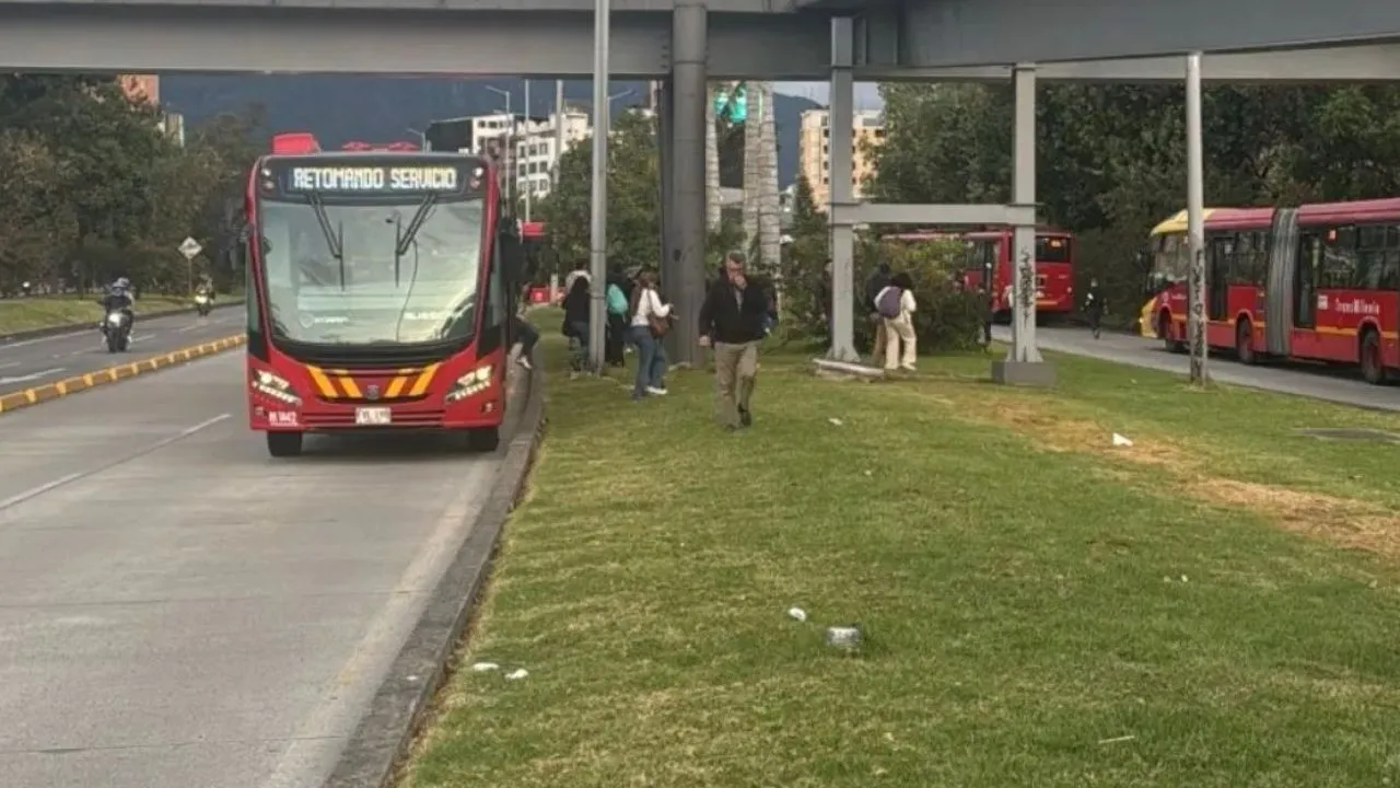 Bloqueos en Calle 26 🔴 En vivo | Manifestaciones hoy en calle 26, trancón en la 80: movilidad y TransMilenio, afectados
