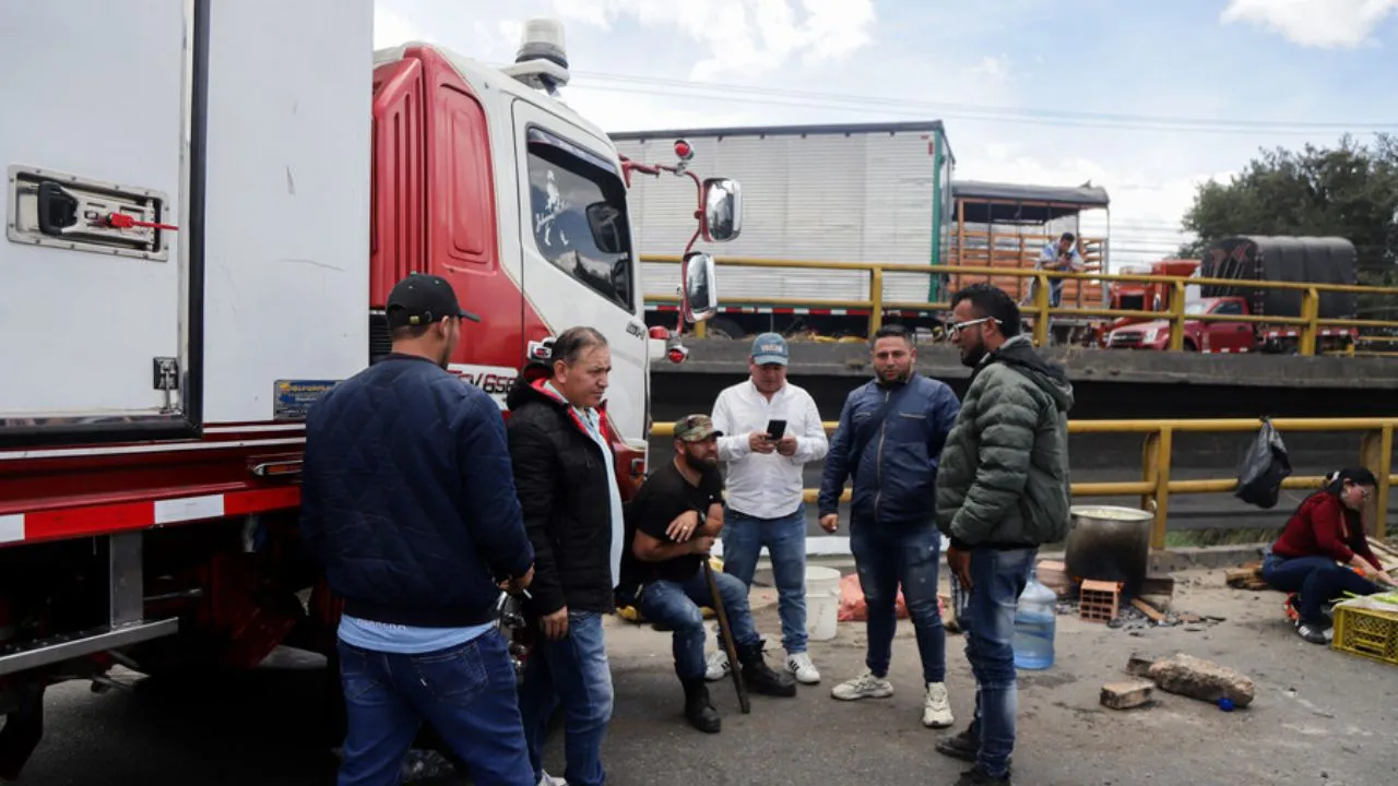 Bloqueos en vías de Boyacá Boyacá inicia la semana con bloqueos mineros y campesinos en varios puntos