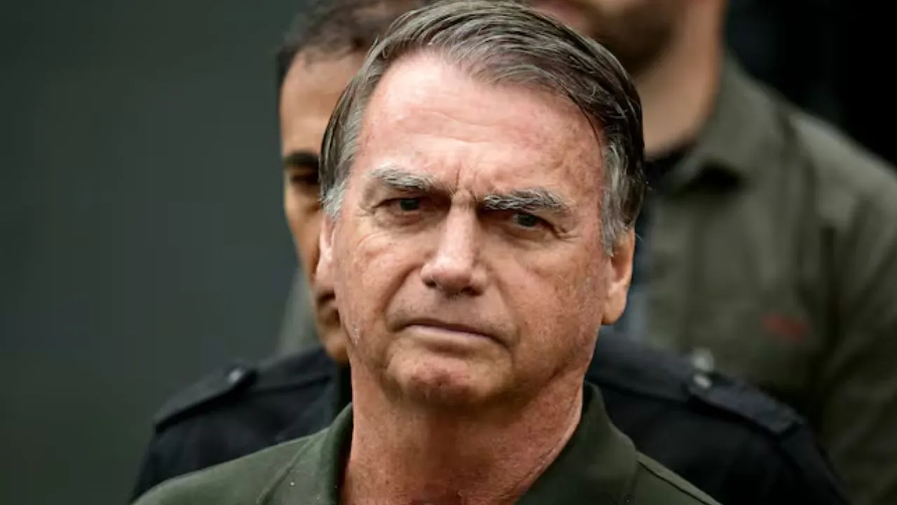Bolsonaro fue trasladado al hospital en Brasil tras salir temporalmente de prisión. ¿Por qué Bolsonaro salió de prisión y fue ingresado a un hospital en Brasil?