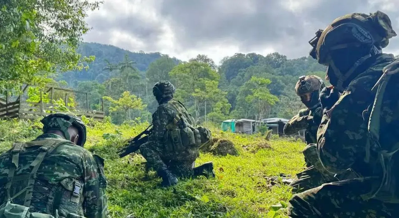 bombardeo contra el Clan del Golfo en Antioquia Ejército bombardea campamento del Clan del Golfo en Antioquia