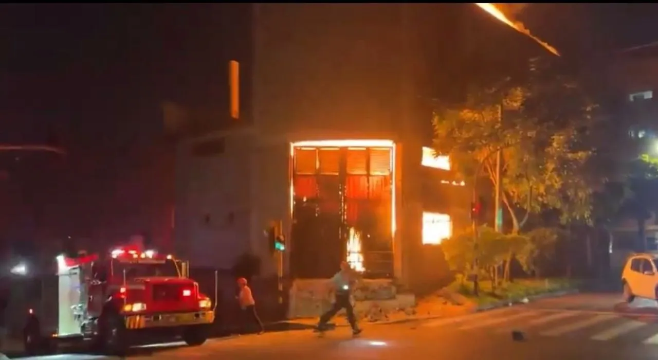 Bomberos de Itagüí Los bomberos de Itagüí no descansan: apagan un incendio y empieza otro