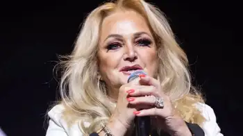 Bonnie Tyler permanece en coma inducido tras cirugía en Portugal. Bonnie Tyler, en estado crítico: la estrella batalla desde un coma inducido tras cirugía en Portugal