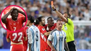 Breel Embolo fue expulsado tras la revisión del VAR. Insólita expulsión a Embolo que dejó a Suiza con 10 ante Argentina
