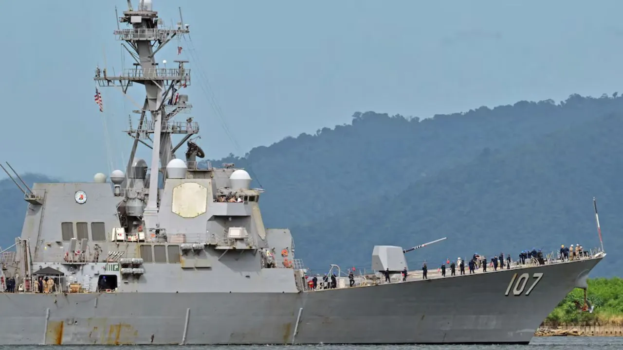 Buque de guerra de Estados Unidos. Alerta en el Caribe: Buque de guerra estadounidense llega a Puerto España, frente a Venezuela