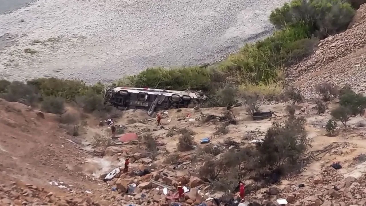 Bus cae por un abismo en Perú y deja 37 muertos Accidente mortal en Perú: bus cae por un abismo y deja al menos 37 muertos
