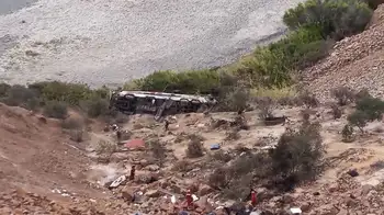 Bus cae por un abismo en Perú y deja 37 muertos Accidente mortal en Perú: bus cae por un abismo y deja al menos 37 muertos