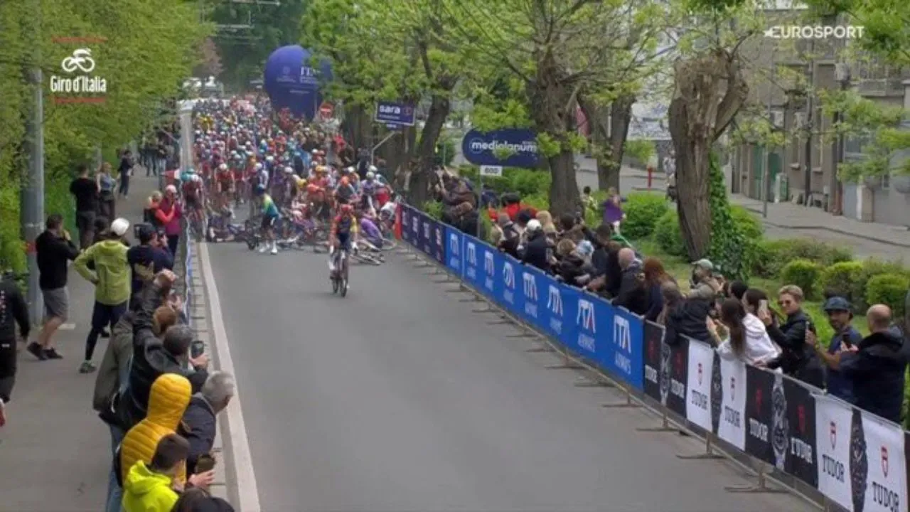 Caída Giro de Italia Video | La brutal caída de la primera etapa del Giro: ¿Egan, Buitrago y Rubio, perjudicados?