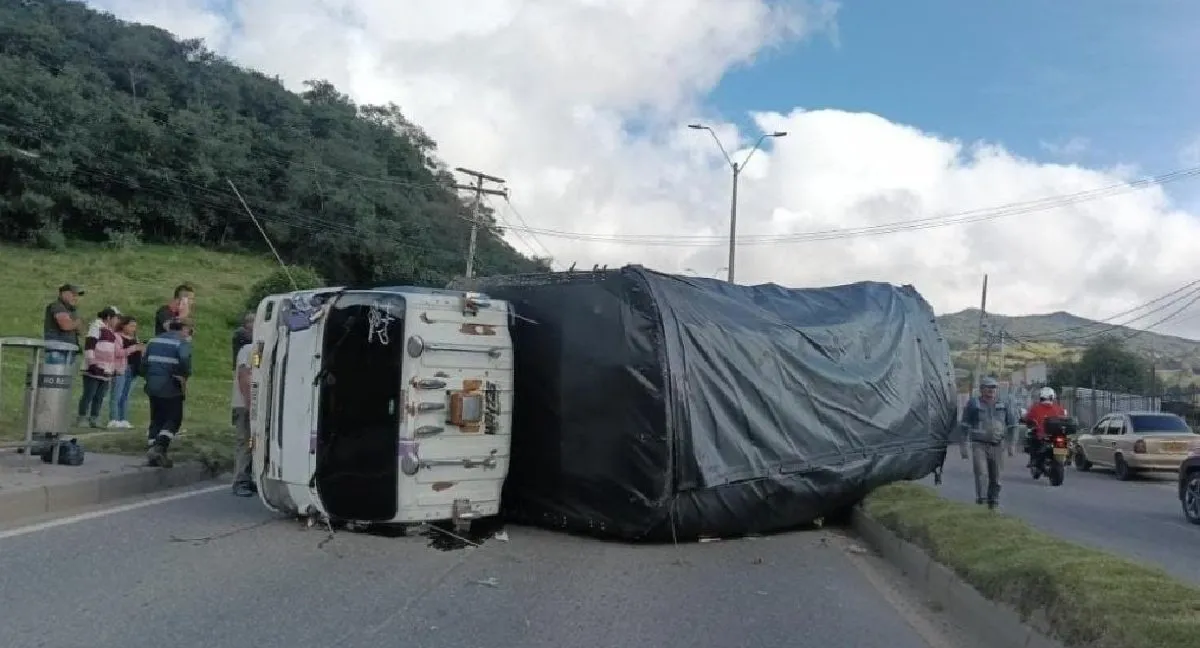 Camión volcado Bloqueo total hoy en la vía al Llano por volcamiento de un camión: así está la movilidad