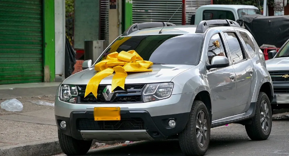 Campaña vehículos Bogotá ¿La culpa es del descuido? Campaña contra el robo de carros en Bogotá que genera preguntas