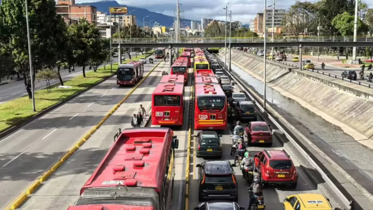 Caos en Bogotá por la falla mecánica de un bus de TransMilenio en la Caracas con 72 Falla en bus de TransMilenio genera caos y congestión en la Caracas con 72