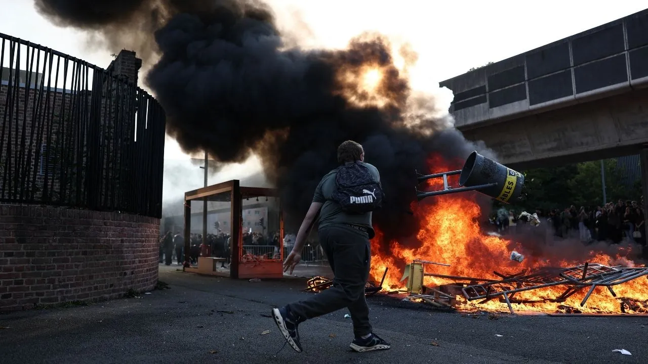 Caos estudiantil en Francia: cientos de colegios cerrados y muchos están destruidos Caos estudiantil en Francia: cientos de colegios cerrados y muchos están destruidos