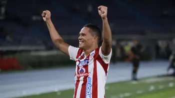 Carlos Bacca ya tiene nuevo equipo y no es el que todos daban por hecho. Carlos Bacca se va de Junior y ya tiene nuevo equipo: el club lo anunció por sorpresa