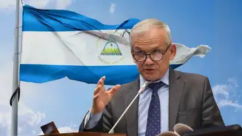 Carlos Ramón González y bandera de Nicaragua Cancillería anuncia investigación por video de Carlos Ramón González de parranda en Nicaragua
