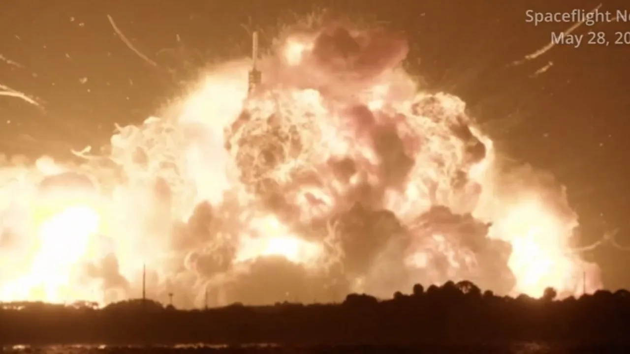 Catástrofe espacial: explota cohete del multimillonario Jeff Bezos en Florida Catástrofe espacial: explota cohete del multimillonario Jeff Bezos en base de la NASA