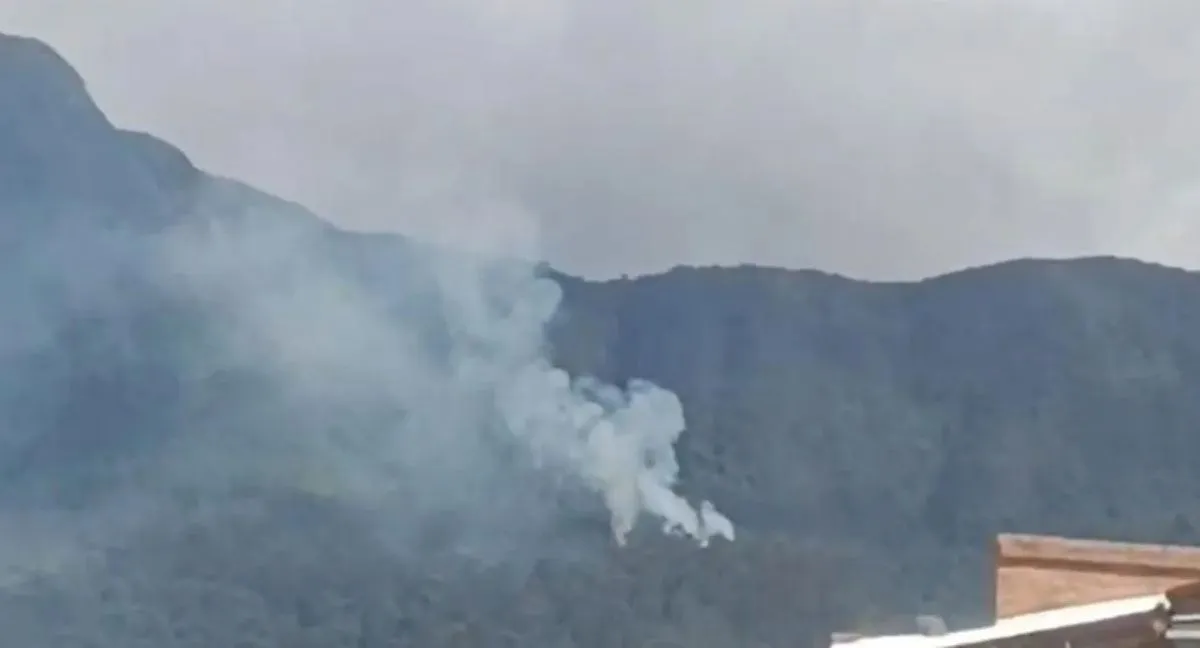 Cerros Orientales Columnas de humo aparecieron en los cerros orientales de Bogotá: bomberos están en el lugar