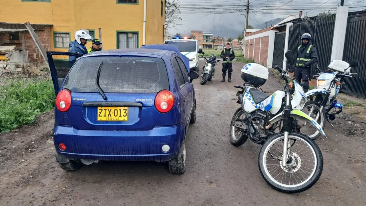 Chevrolet Spark azul Inmovilizaron el carro que trataron de subir a un puente peatonal en Bogotá, ¿en dónde apareció?