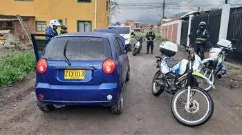 Chevrolet Spark azul Inmovilizaron el carro que trataron de subir a un puente peatonal en Bogotá, ¿en dónde apareció?