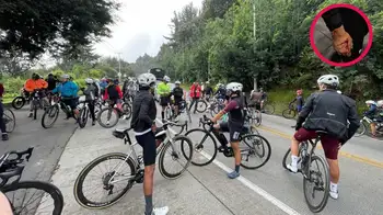 Ciclistas durante la “marcha tortuga” en la subida al Alto de Patios, Bogotá. Denuncia | “Ya no hay por dónde rodar”: ciclistas en alerta por ola de robos en 'Alto de Patios'
