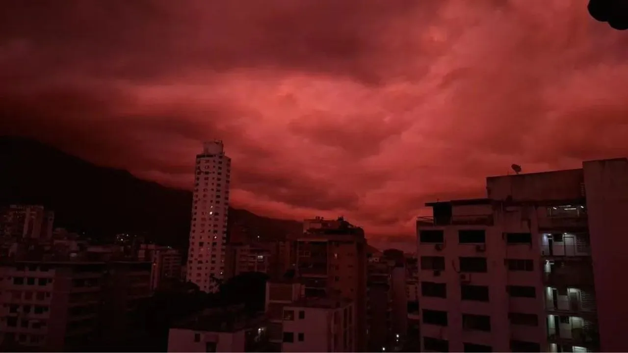 Cielo rojo en Caracas Fotos | Terrorífico cielo de color rojo cubrió a Caracas, Venezuela: ¿fue por el terremoto?