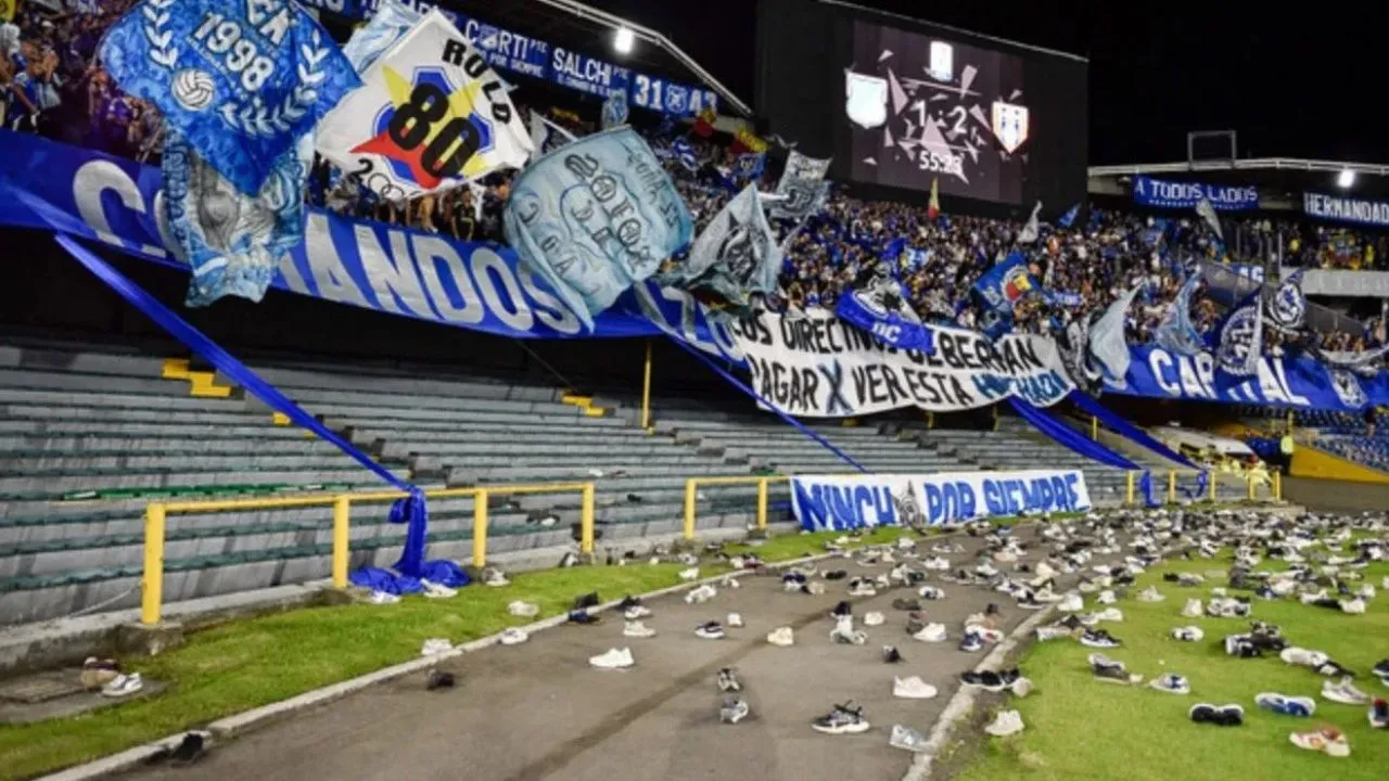 Cientos de tenis fueron lanzados a la cancha de El Campín por hinchas de Millonarios ¿Qué pasó con los tenis que los hinchas de Millonarios tiraron a la cancha?