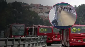 'Colatón' en TransMilenio: esto dijo el Sistema de Transporte Público. Impresionante 'colatón' en estación de TransMilenio en Bogotá: decenas de personas evaden el pasaje