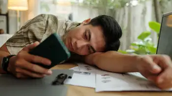 ¿Cómo cambia el duelo en tiempos de redes sociales? Duelo digital: ¿por qué hoy es más difícil soltar a quien se fue?