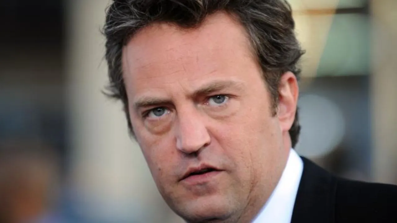 Condenan al médico que dio drogas a Matthew Perry Sentencian al médico que le proporcionaba drogas a Matthew Perry