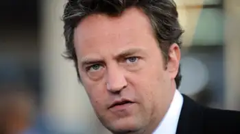 Condenan al médico que dio drogas a Matthew Perry Sentencian al médico que le proporcionaba drogas a Matthew Perry