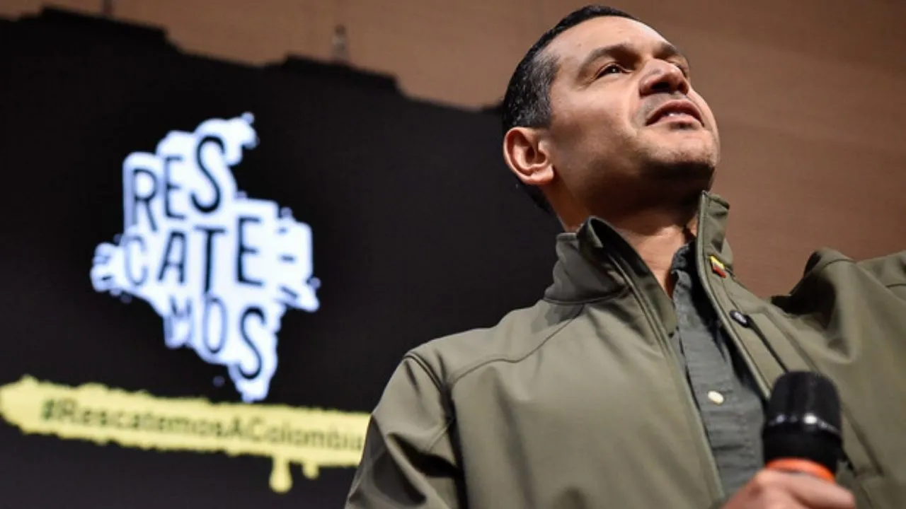 Daniel Palacios va por firmas a la Presidencia Daniel Palacios, el joven precandidato a la Presidencia que va por firmas