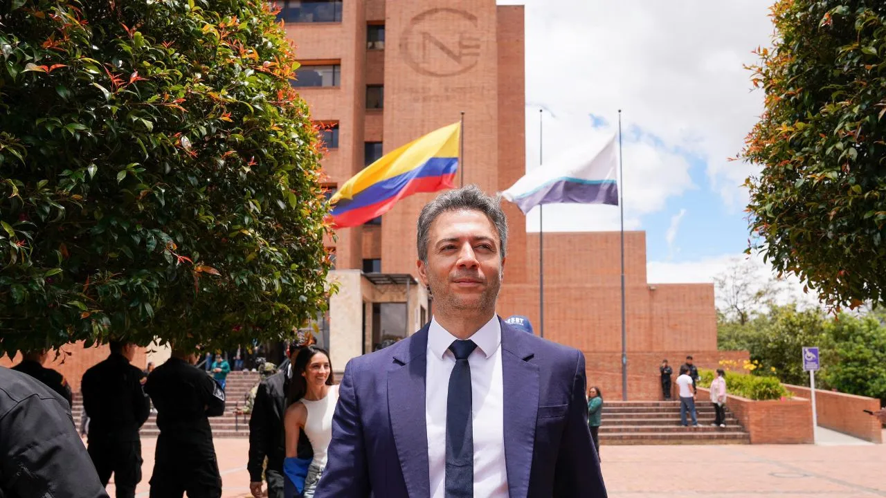 Daniel Quintero frente a la fachada del Consejo Nacional Electoral CNE adopta sorprendente decisión en contravía de la Registraduría; esta vez, Daniel Quintero es el protagonista