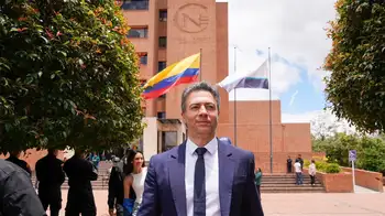 Daniel Quintero frente a la fachada del Consejo Nacional Electoral CNE adopta sorprendente decisión en contravía de la Registraduría; esta vez, Daniel Quintero es el protagonista